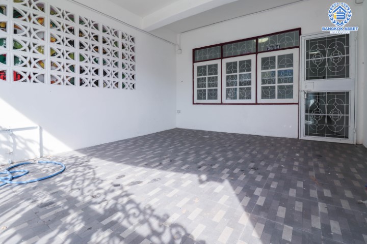 *****ทาวน์เฮ้าส์มือสองย่านกรุงเทพฯ ม.ร่มรื่นเพลส ลาดพร้าว-โชคชัย4 หลังมุม! เนื้อที่ 20 ตร.ว. ฟังก์ชัน 3 ห้องนอน 2 ห้องน้ำ 1 ที่จอดรถ ตกแต่งใหม่ รีโนเวททั้งหลัง ไม่ได้เข้าอยู่ บนทำเลเชื่อมต่อถ.ประดิษฐ์มนูธรรม, ถ.รามอินทรา ใกล้ทางด่วนรามอินทรา–อาจณรงค์